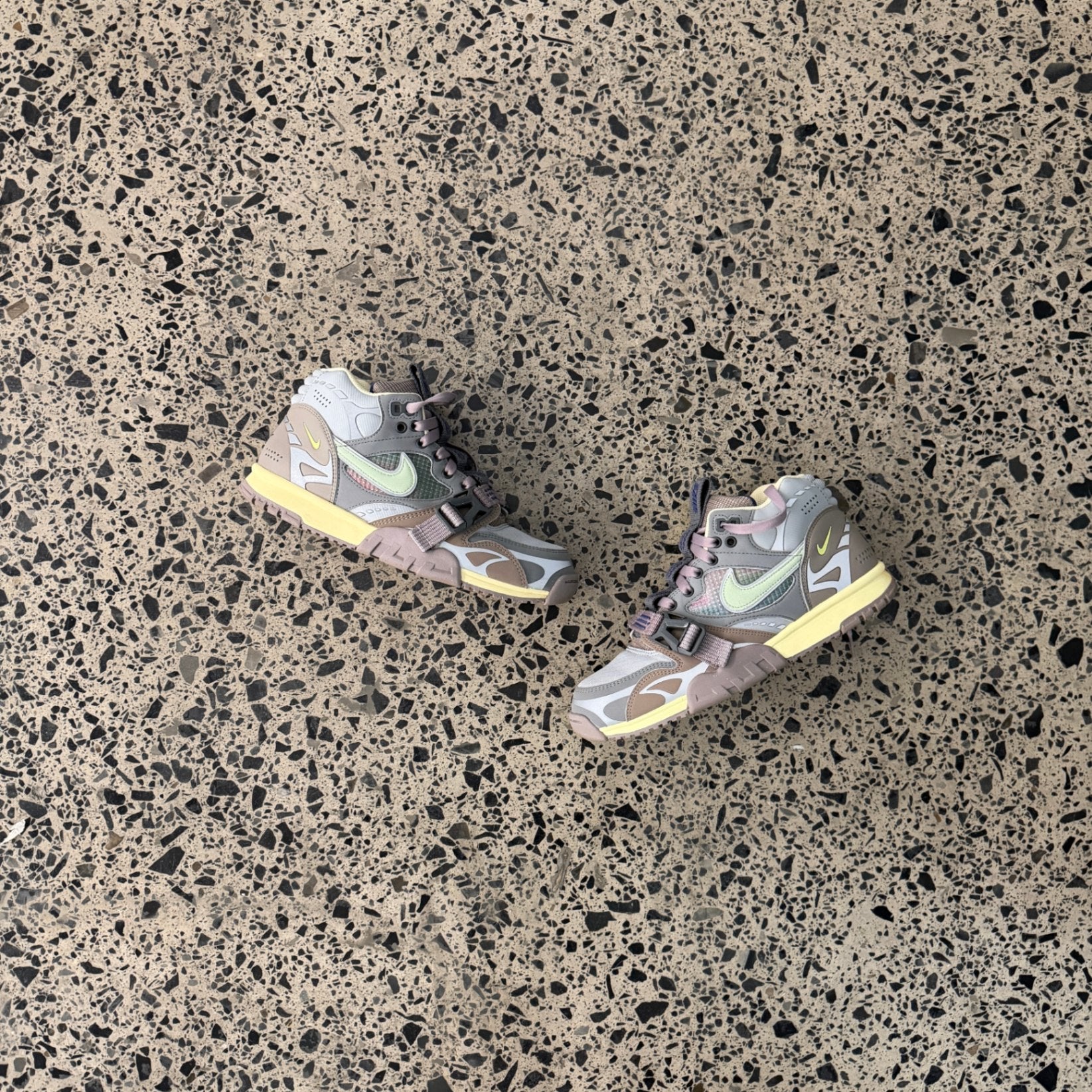 nike air trainer grey